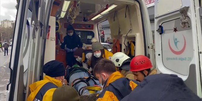 İstanbul'da metro inşaatında iş makinesiyle asansör boşluğuna düşen işçi yaralandı