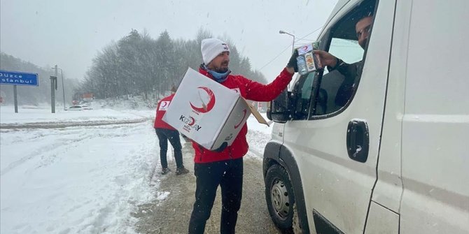 Kar nedeniyle yolda kalan sürücülerin yardımına Türk Kızılay yetişti