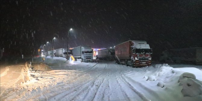 Erzincan'da ulaşım kar ve buzlanma nedeniyle güçlükle sağlanıyor
