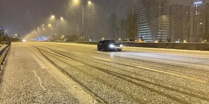 İstanbul'da kar yağışı aralıklarla etkili oluyor