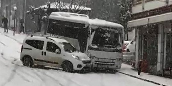 Öğrenci midibüsü karla kaplı yolda hafif ticari aracı sürükledi 
