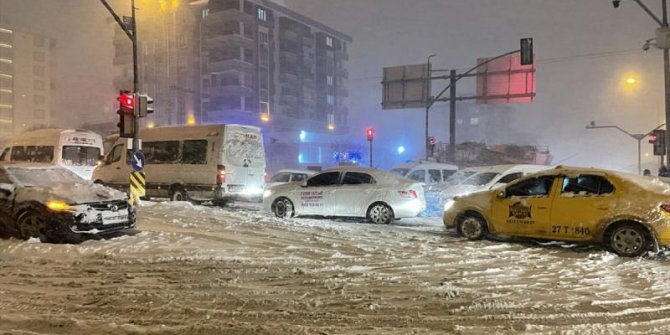 Gaziantep'te kar yağışı nedeniyle hayat resmen durdu: Vali Gül'den açıklama!