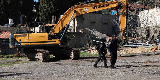 İsrail Filistinlileri bir ev ve 5 iş yerini yıkmaya zorluyor