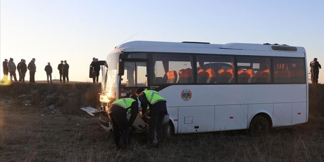 Edirne'de memurları taşıyan servis minibüsünün lastiği patladı, 8 kişi yaralandı