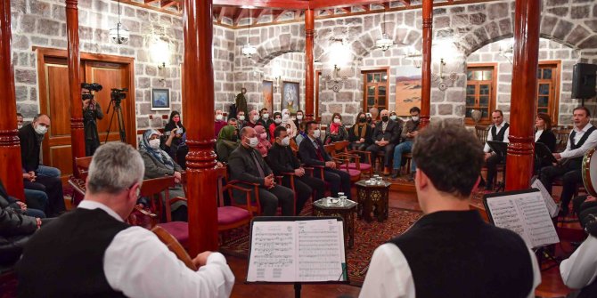 Mavera Türk Müziği Topluluğu, kulakların pasını sildi