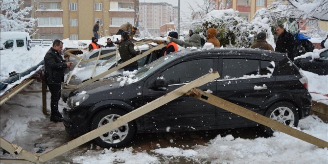 Gaziantep'te kar yağışı nedeniyle tahta teras çöktü, 14 araçta hasar oluştu
