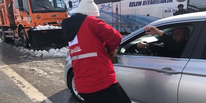 TAG otoyolunda mahsur kalanlara Türk Kızılay'dan kumanya ve çorba ikram edildi