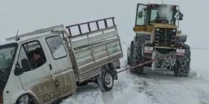 Kars'ta kar nedeniyle yolda kalan araçlar kurtarıldı