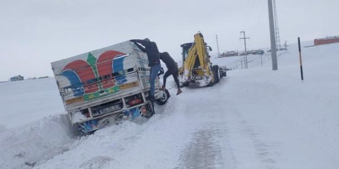 Van'da tipi ve karda mahsur kalan 250 kişiyi ekipler kurtardı