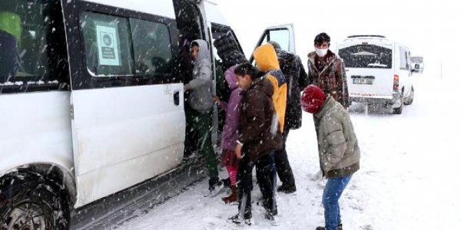 Erciş'te kara saplanan araçları ve içerisindeki 50 kişiyi ekipler kurtardı