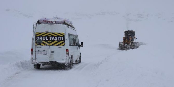 Ağrı'da, karda mahsur kalanların yardımına ekipler yetişti