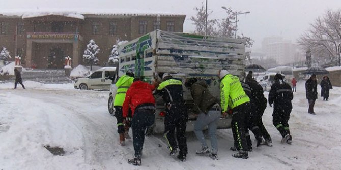 Trafik polisleri yolda kalan araçları iterek sürücülere yardım etti