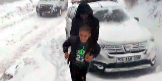 Kar nedeniyle yolda mahsur kalan 5 kişi, kurtarıldı