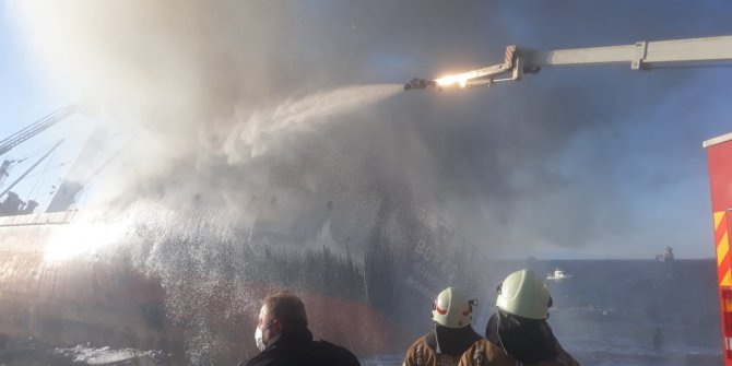 Kartal'da kıyıya vuran hurda gemide yangın