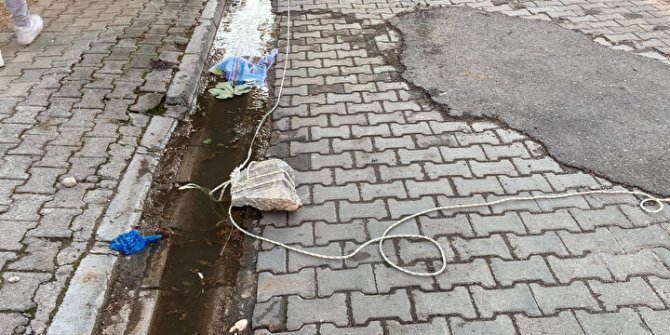Mersin'de pankarta bağlı taşın başına düştüğü kadın hayatını kaybetti