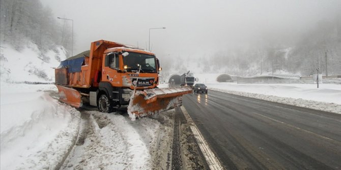Ankara-İstanbul otoyolunda 290 personel ile kar mücadelesi