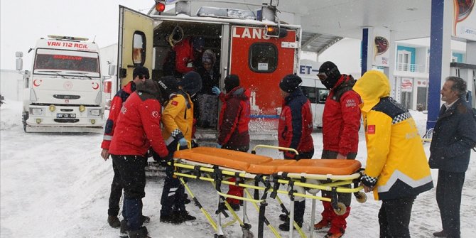 Van'da yolu kardan kapanan mahalledeki hamile kadın 4 saatte hastaneye götürüldü