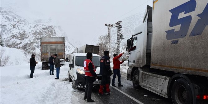 Hakkari'de yolda mahsur kalan tır sürücülerine yemek ikramı