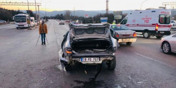 Kırmızı ışıkta bekleyen otomobile arkadan çarptı: 7 yaralı