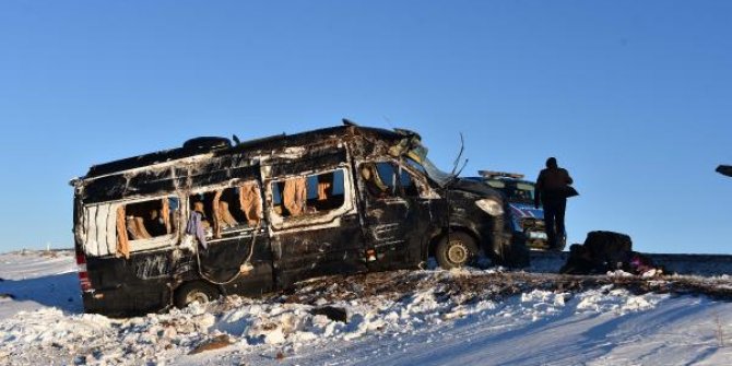 Sporcu öğrencileri taşıyan minibüs devrildi: 11 yaralı