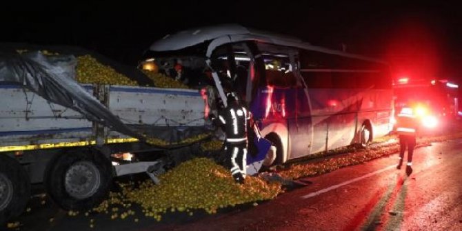 Yolcu otobüsü TIR'a çarptı: 1 ölü, 21 yaralı