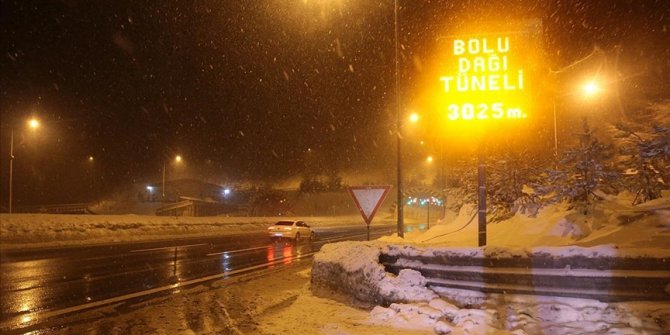 Bolu Dağı'nda kar etkili oluyor