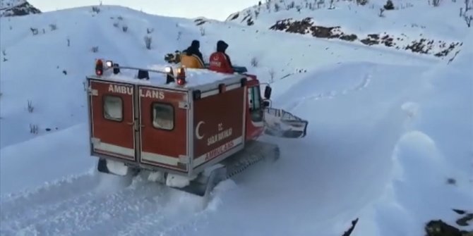 Bingöl'de yolu kapanan mezradaki hasta UMKE ekiplerince hastaneye ulaştırıldı