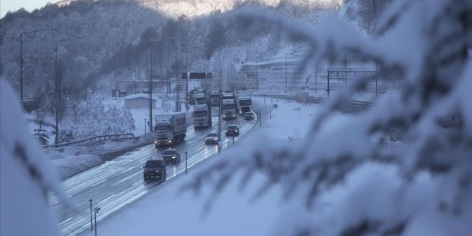 Ankara-İstanbul Otoyolu Bolu Dağı geçişi Kaynaşlı ve Elmalık'tan tır geçişleri başladı