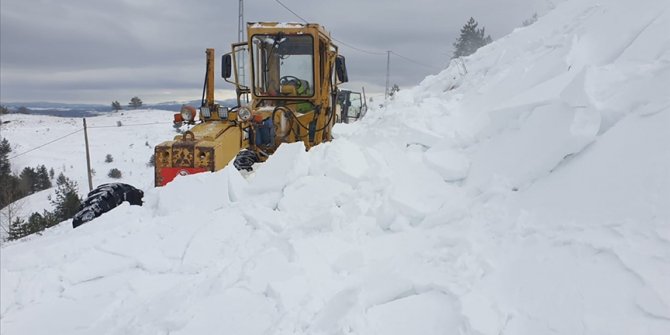 Kastamonu'da yol açma çalışması yapan iş makinesinin üzerine çığ düştü