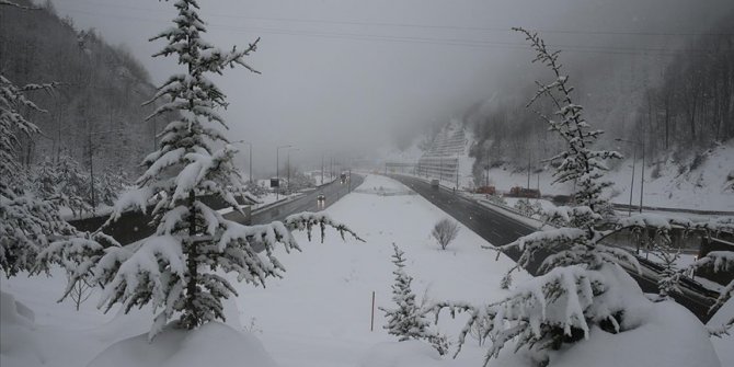 Bolu Dağı'nda kar etkili oluyor