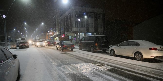İstanbul'da kar yağışı aralıklarla devam etti