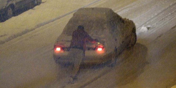 Çorum'da kar yağışı etkili oldu, araçlar yolda kaldı