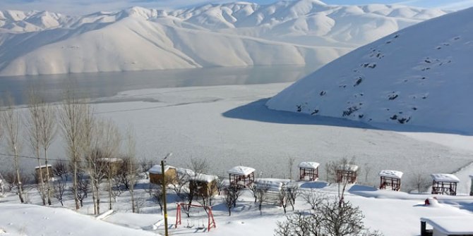 Hakkari'de Dilimli Barajı dondu 