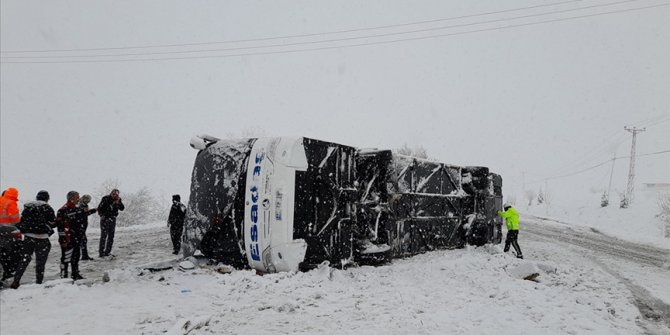 Tokat'ta yolcu otobüsü devrildi, 1 kişi öldü, 18 kişi yaralandı