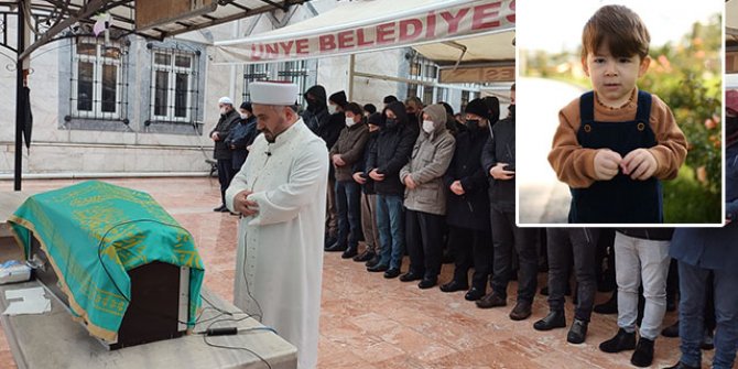Soluk borusuna kaçan fındık nedeniyle ölen 2,5 yaşındaki Mehmet toprağa verildi