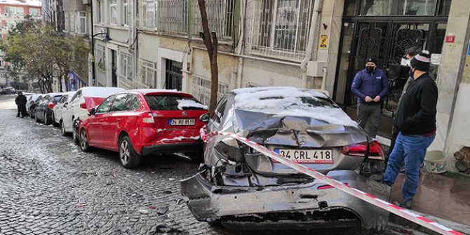 Buzlanan yolda kayan itfaiye aracı 7 otomobile çarptı