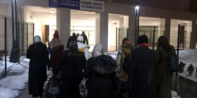 Karabük'te kar nedeniyle yolda kalan 99 kişi öğrenci yurdunda misafir ediliyor
