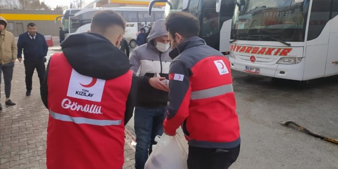 Sivas'ta tipinin geçmesini bekleyen yolculara Türk Kızılayından kumanya ve yemek