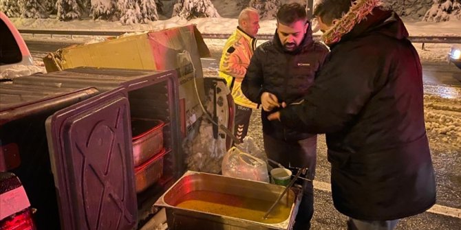 Sakarya Valiliği kar yağışı nedeniyle otoyolda bekleyenlere çorba ikram etti