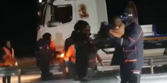 Diyarbakır-Siverek kara yolunda karda mahsur kalan 2'si yolcu otobüsü 49 araç kurtarıldı