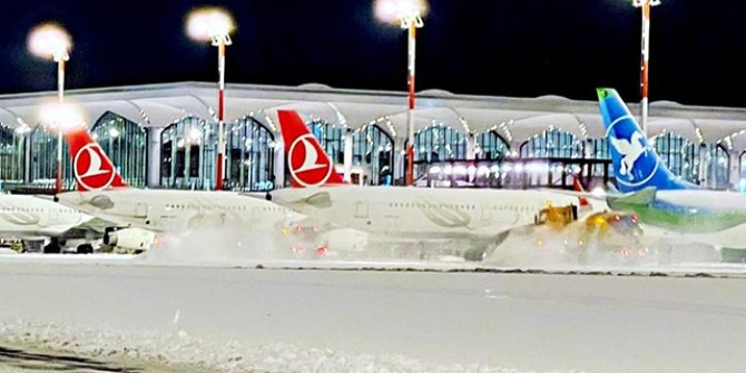 Uçaklar havada tur atıyor 