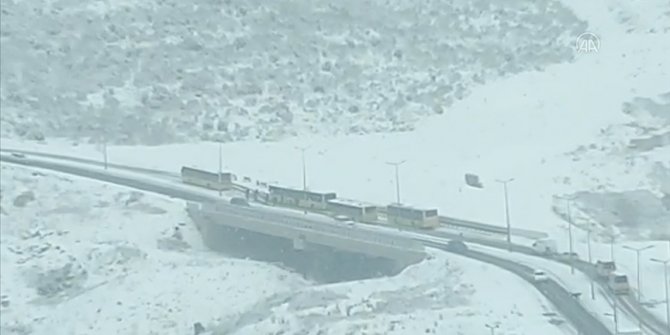 Başakşehir'de kar yağışı nedeniyle İETT otobüsleri yolda kaldı