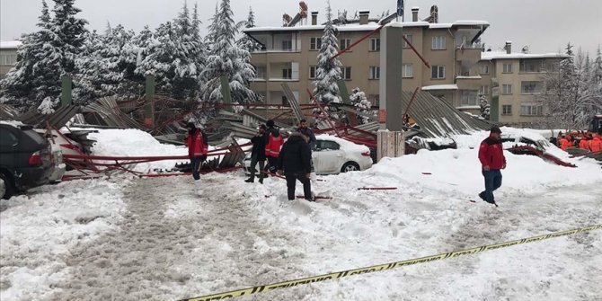 Gaziantep'te biriken kar nedeniyle otopark olarak kullanılan eski pazar yerinin çatısı çöktü