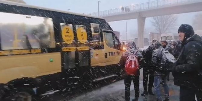 Silivri'de kar nedeniyle vatandaşlar duraklarda uzun süre bekledi