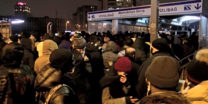 Metrobüs duraklarında kar yoğunluğu