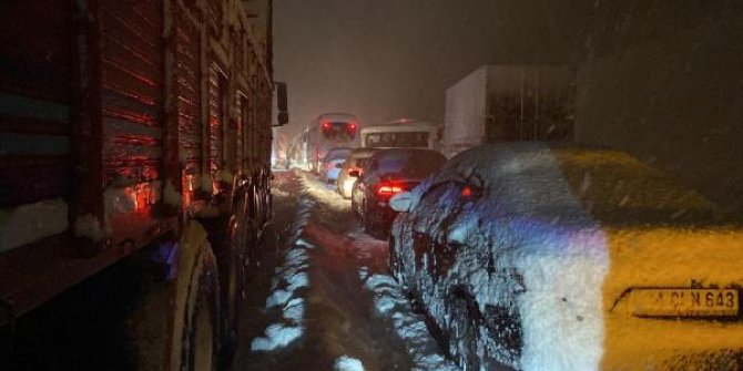 Arnavutköy'de yüzlerde araç yolda mahsur durumda