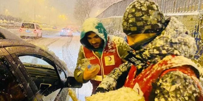 Türk Kızılay, İstanbul'da kar yağışı nedeniyle mahsur kalanlara yardım ulaştırdı