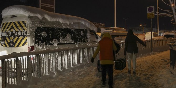 İstanbul'da yolda mahsur kalan 5 bin 57 kişi tahliye edildi
