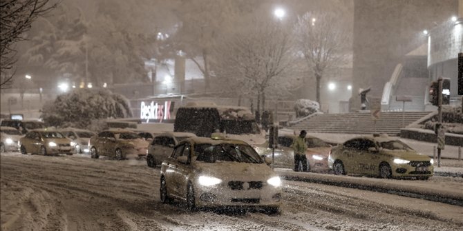 Beklenen kar İstanbul'u esir aldı