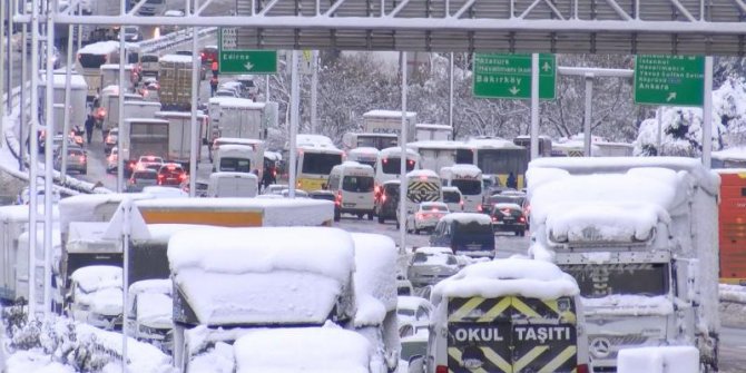 TEM'de yollar kapandı, araçlar mahsur kaldı